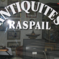 Antiquités (on notera juste derrière la boutique une antiquité de chez Packard Bell)