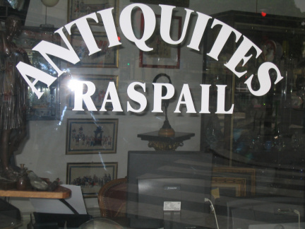 Antiquités (on notera juste derrière la boutique une antiquité de chez Packard Bell)