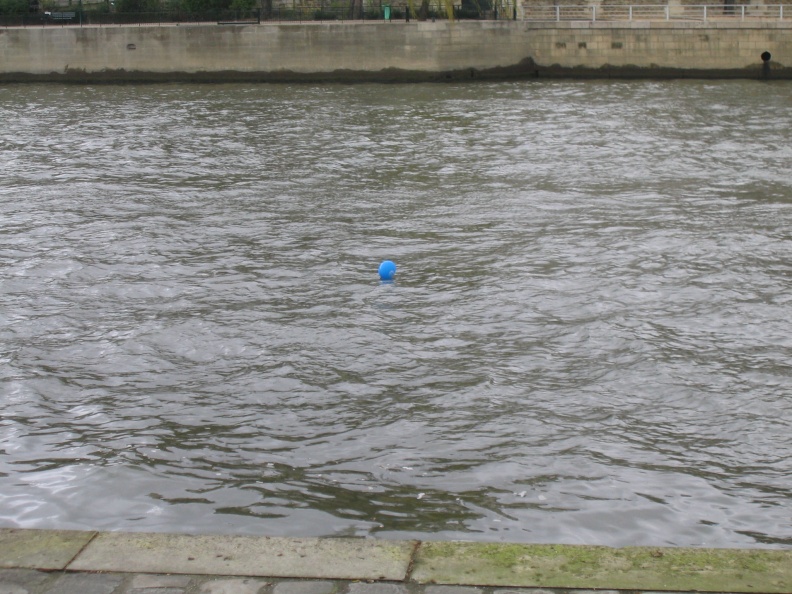 Un ballon dans la Seine