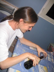 Pilou (marrant, la seule photo avec la bouteille de vin est pour lui...)