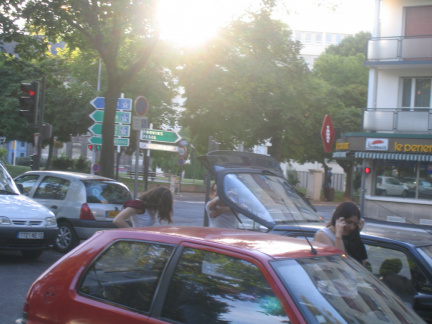 Solène et Cécile se changent, sur le parking... :)