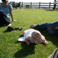 Chloé sur la pelouse au bord de l'océan, Santa Monica