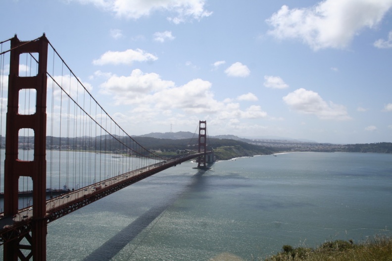 Le golden gate bridge, San Francisco en fond