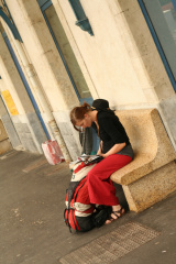 Marie attend à la Gare d'Alès